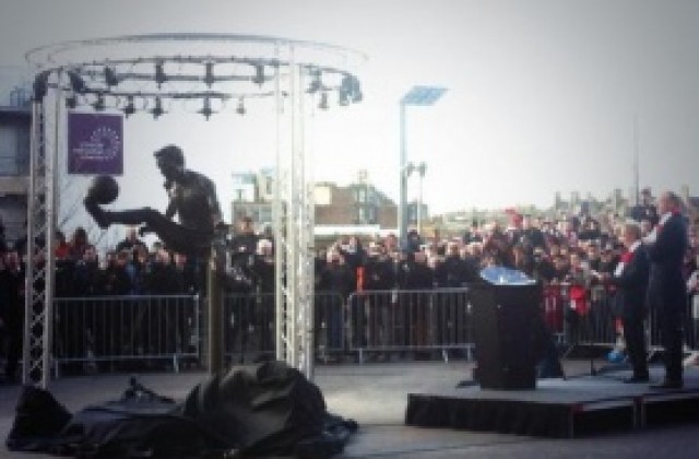 Арсенал официално откри статуята на Бергкамп