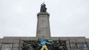 Оцветиха Паметникa на Съветската армия с цвета на Украйна СНИМКИ