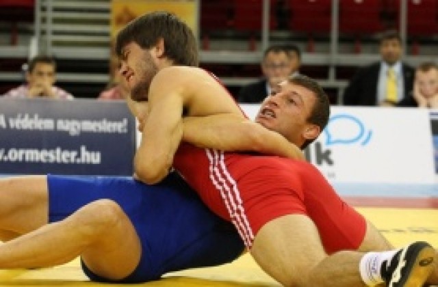 Костадинов и Леонид Базан с поясите на „Никола Петров“ и „Дан Колов“