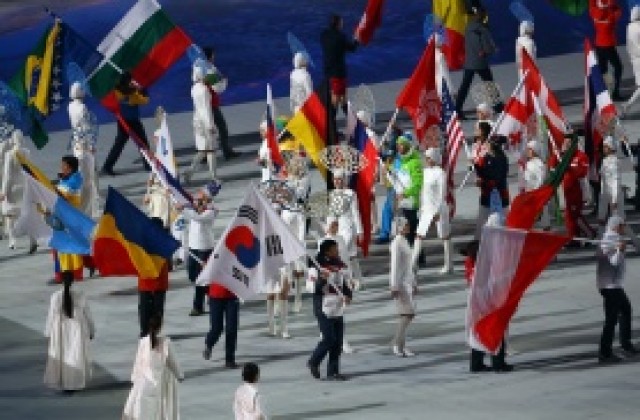 Никола Чонгаров развя българското знаме на закриването