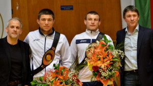 Александър Костадинов препаса златния пояс Никола Петров
