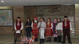 Над 30 деца изработват мартеници