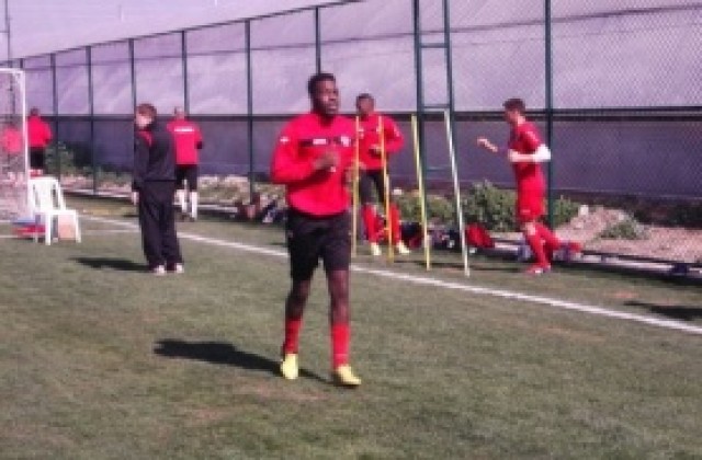 Раул е в София, минава прегледи и подписва с „червено-черните“