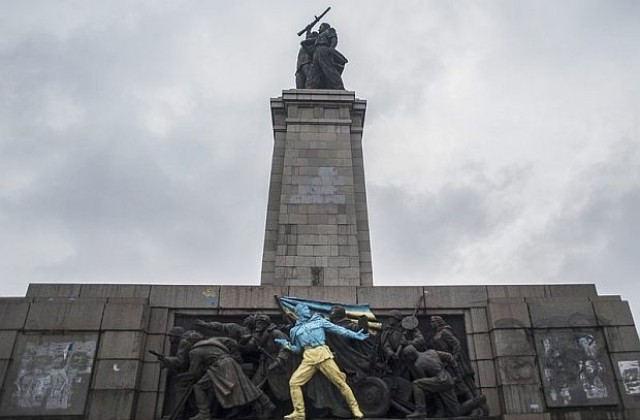 Евронюз свали от Фейсбук изрисувания паметник на Съветската армия