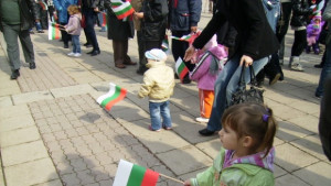 Девойките Кюстендилска пролет раздават 2000 знамена на 3 март