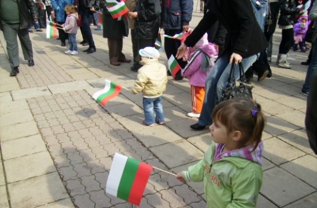 Девойките Кюстендилска пролет раздават 2000 знамена на 3 март