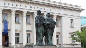 Поругаха паметника на Кирил и Методий пред Националната библиотека