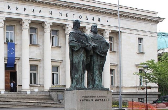 Поругаха паметника на Кирил и Методий пред Националната библиотека