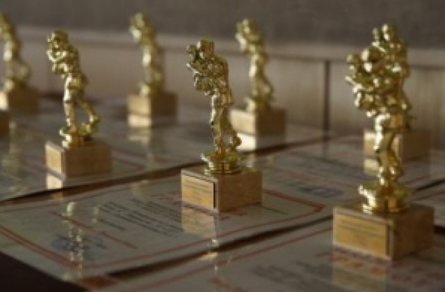 Преглед на темите от вестник 100 вести