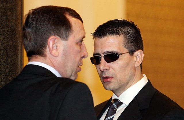 Оставката на кабинета не може да е на всяка цена, каза депутат, присъединил се към Бареков