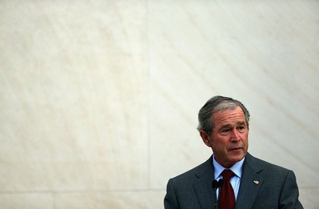 Буш подрежда свои картини в изложба през април
