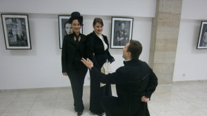 С ретро атмосфера и жива музика представиха изложбата на Анджело