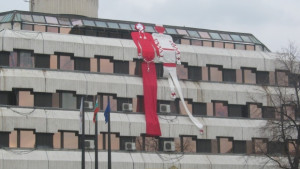 Гигантска мартеница ще украсява сградата на община Дупница