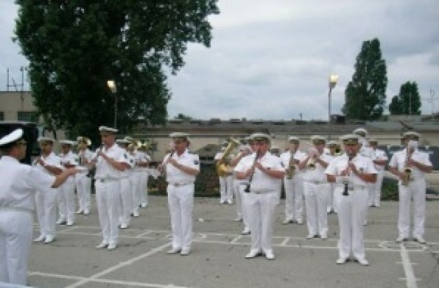 Оркестърът на флота с безплатен концерт във ФК