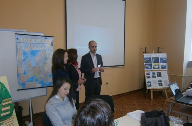 Ученици от ЕГ „Д-р Петър Берон се срещнаха с представител на ЕК