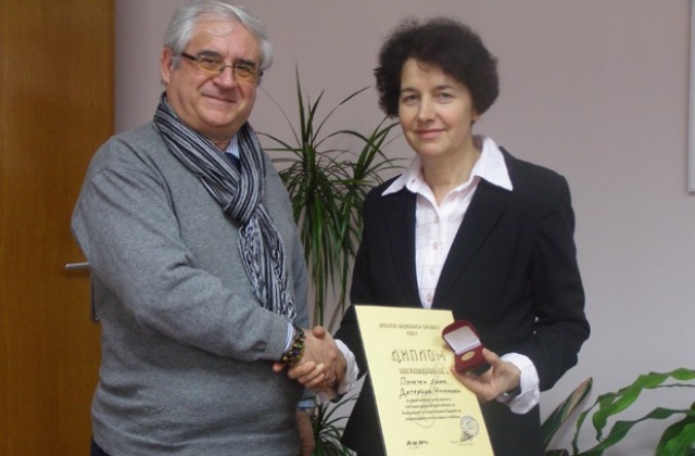 Кметът на Добрич Детелина Николова с почетен знак от Националния Бардфест - Ловеч