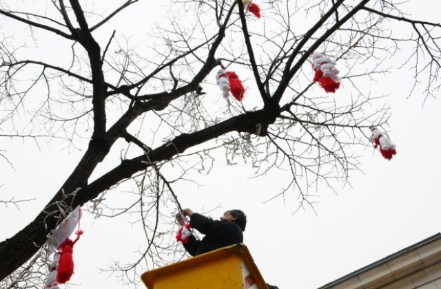 Баба Марта ще раздаде над 250 мартенички на врачани