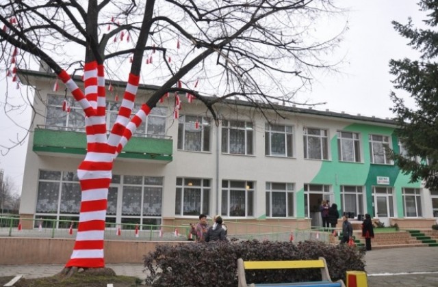 Видински деца посрещат Баба Марта