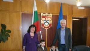 Деца от Мечта закичиха с мартеници кмета на Дупница