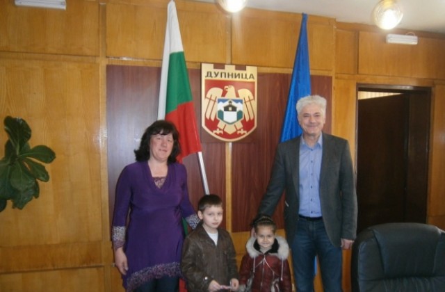 Деца от Мечта закичиха с мартеници кмета на Дупница