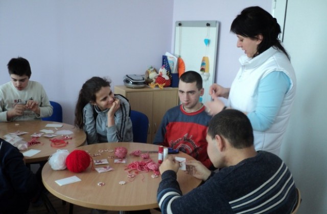 Азбукарите закичват бреза с мартеница, изработена от великотърновски деца