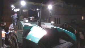 Асфалтирането на улица Варовник продължи по тъмно