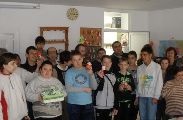 Доброволци посетиха Дневния център за възрастни хора с увреждания