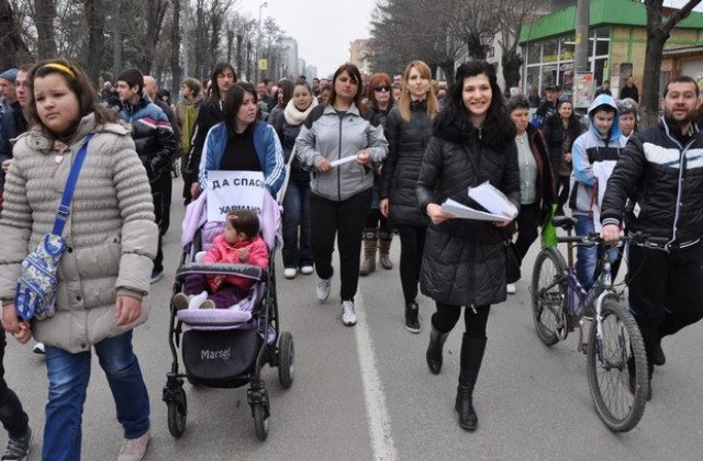 Над 200 от Харманли протестираха срещу бежанците