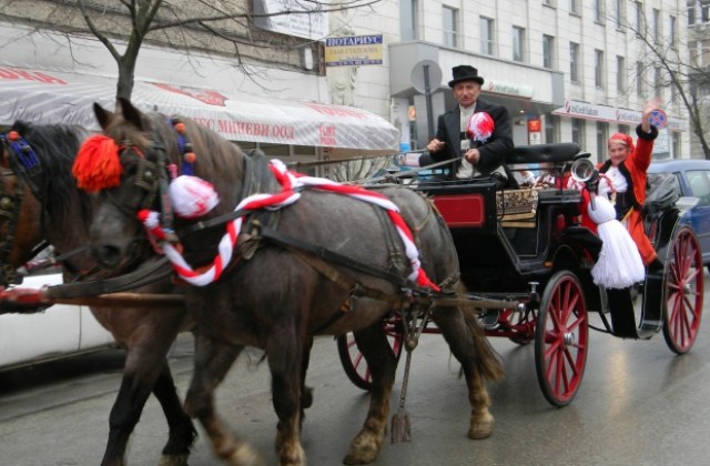 Баба Марта пристигна с файтон във В. Търново (СНИМКИ)
