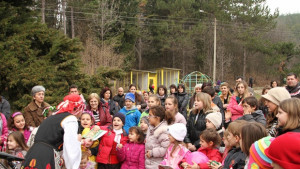 Зарадваха с мартеници деца и животни в Зоопарка