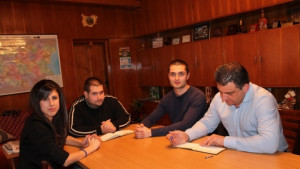 Трима студенти по право от ВТУ изкараха практика в община