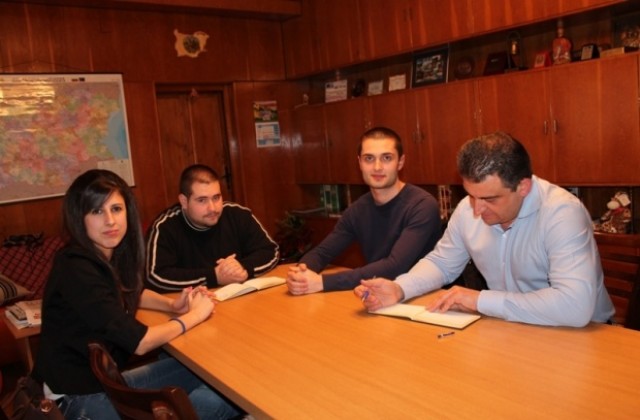 Трима студенти по право от ВТУ изкараха практика в община Елена