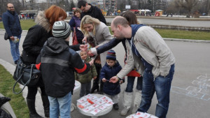 Десетки купиха мартеници и подкрепиха кампанията на Азбукари за детска