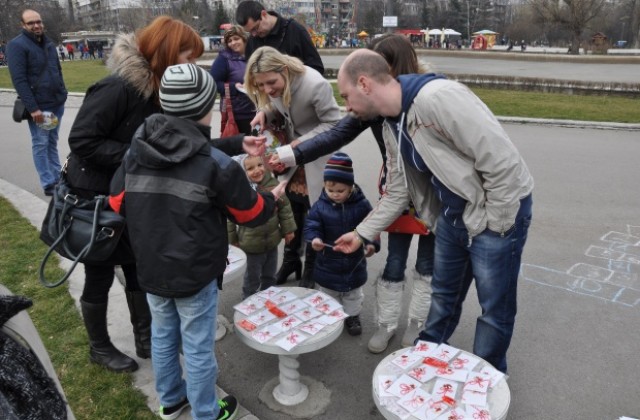 Десетки купиха мартеници и подкрепиха кампанията на Азбукари за детска площадка във В. Търново