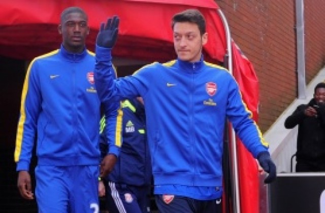 Йозил на пейката срещу Стоук