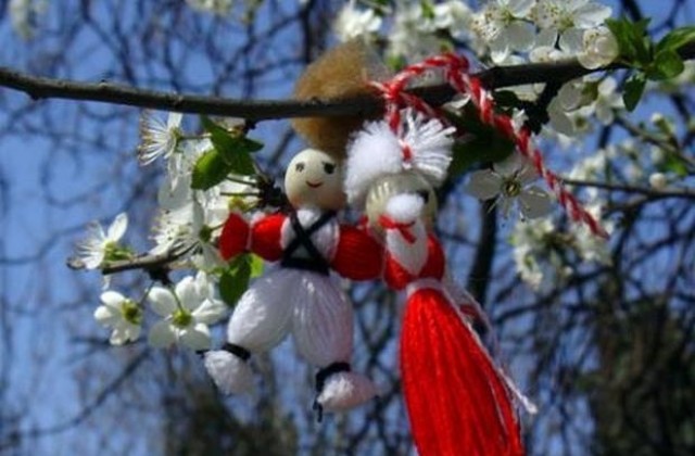 Близо 40 града се включиха в рекорд за изработване на мартеници