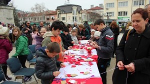Благоевградчани в акция за наймащабното и бързо изработване на мартеници