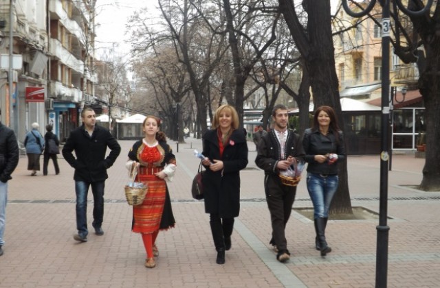 Над 700 мартенички раздаде Мая Манолова и поиска прошка