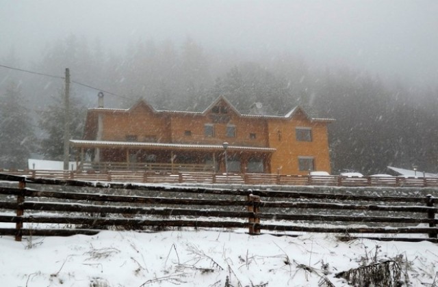 Сняг в Осоговската планина и на ГКПП- Гюешево