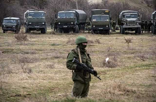 Русия трупа бронетехника в близост до Крим
