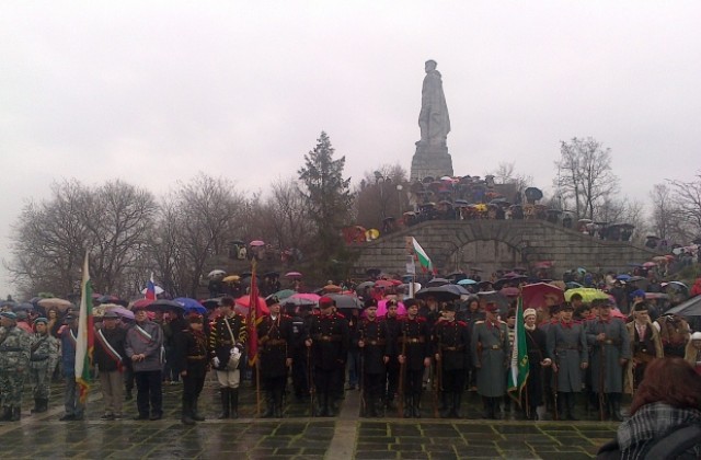 Стотици изкачиха Бунарджика в дъжда