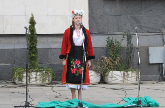 Хубава си, моя горо вдигна градуса на българщината в празничния 3 март (СНИМКИ)
