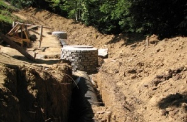 Трети ден жителите на Долапите и Средна кула блокират пътя за София