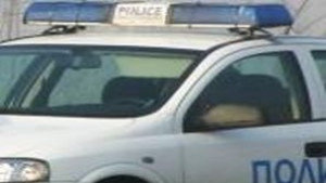 Двама мъже заловени докато крадат автомобил