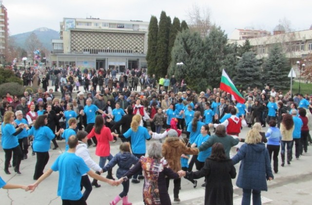 С български фолклор, много песни и хора Г. Оряховица чества 3 март
