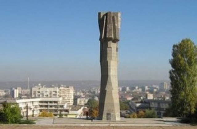 По идея на областния управител почистват Майка България