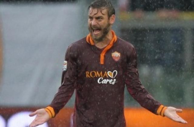 Де Роси отнесе 3 мача заради удара срещу Икарди