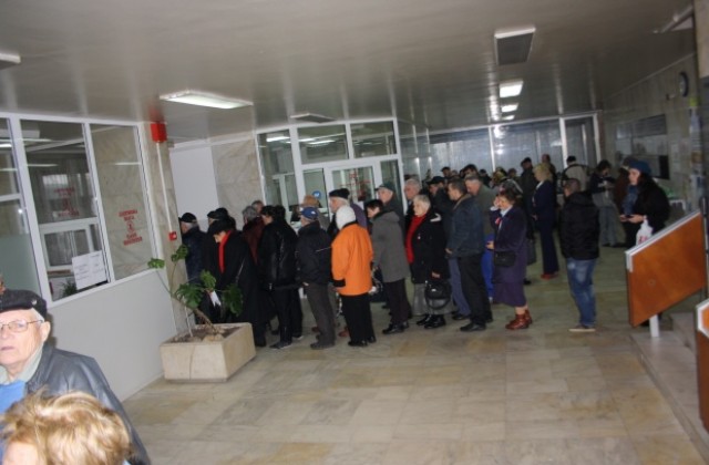 Старт на данъчната кампания, още от сутринта опашки на касите в Община Шумен