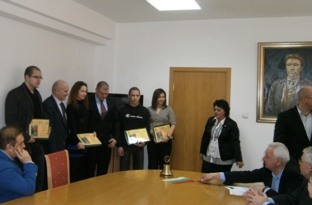 Четирима студенти получиха годишни стипендии от Ротари - Плевен