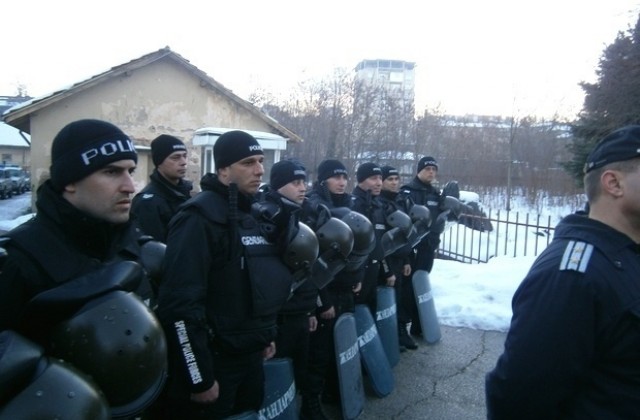 Полицейска хайка преследва бияч на пенсионерка